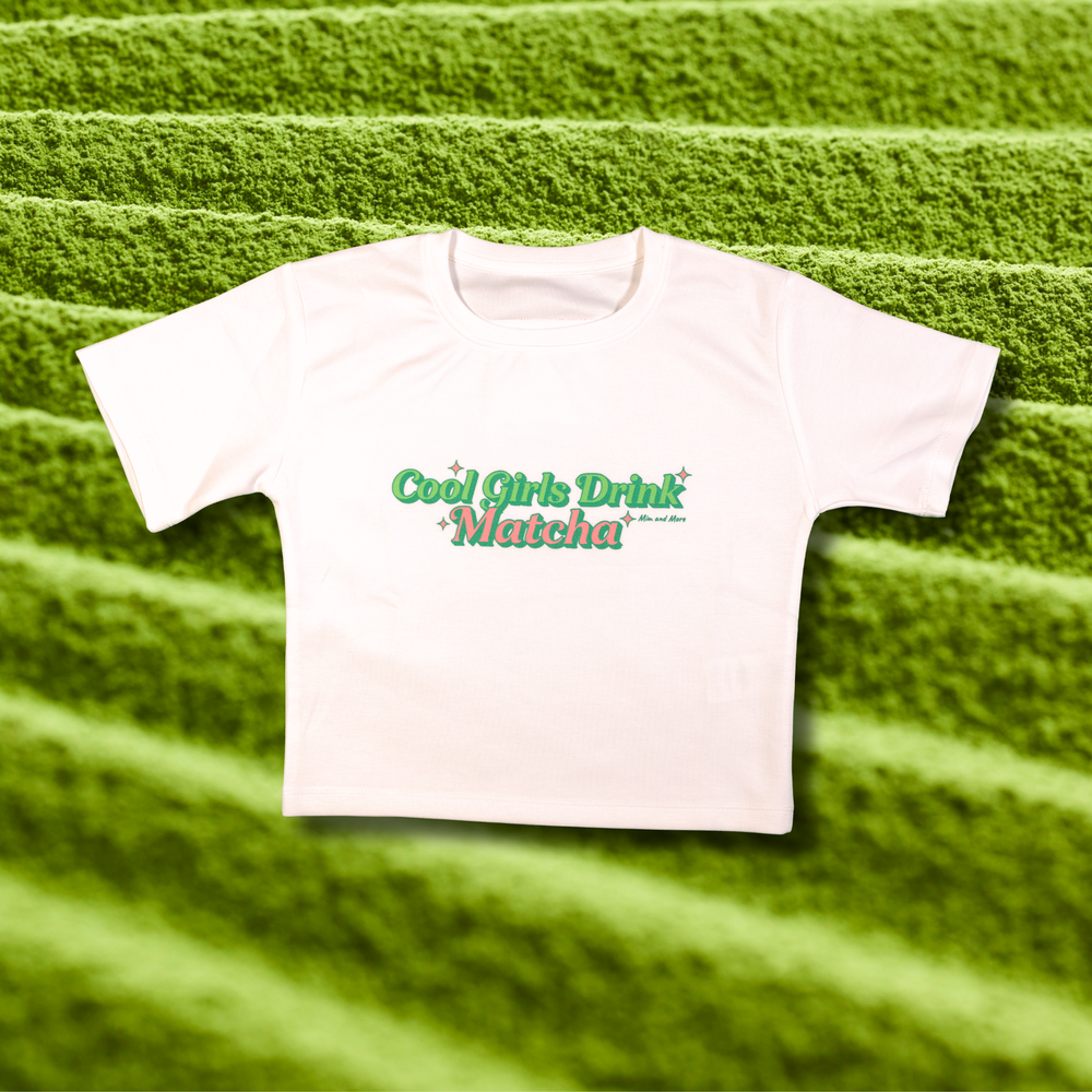 Cool Girls Drink Matcha Baskılı Crop Tişört – Modal Kumaş, Esnek ve Rahat, Kadın T-Shirt